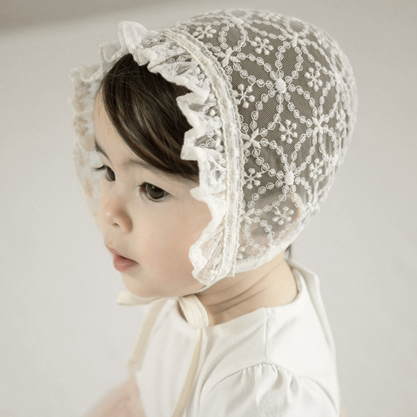 Sun Hat Wide Brim - 1個入り、通気性の良いつば広の麦わら帽子。ビーチ、ハロウィン、クリスマス、新年など、様々なシーンで使えるベビー用レース帽子。白。