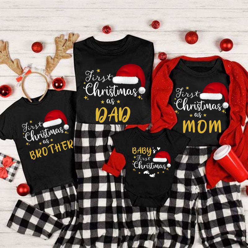 Baby Clothing For Summer - 家族でお揃いのクリスマスTシャツ。初めてのクリスマスを、お母さん、お父さん、お兄さん、サンタクロースの帽子をかぶった家族みんなで。家族でお揃いの服装、ベビー用ロンパース、クリスマス衣装。